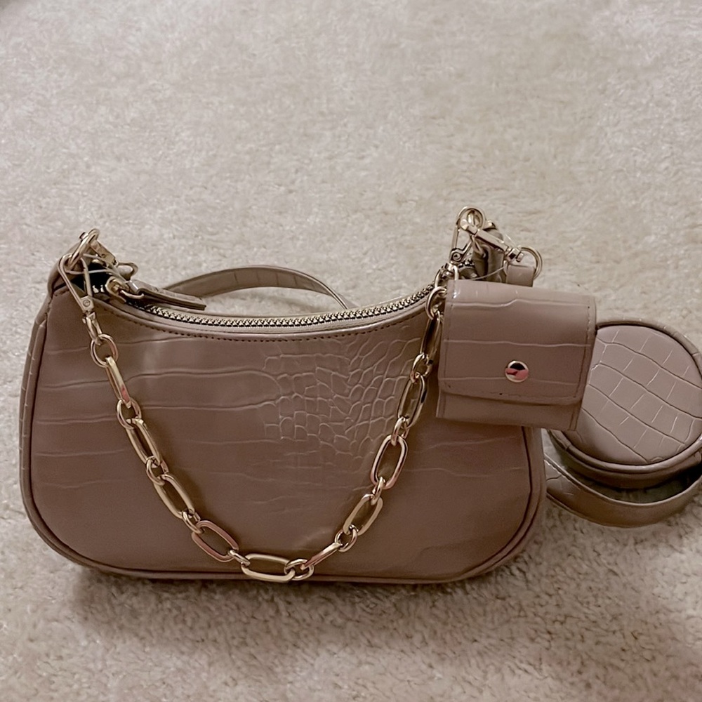 Can use a crossbody, or adjusted to a shoulder bag. Coins purse & AirPod holder